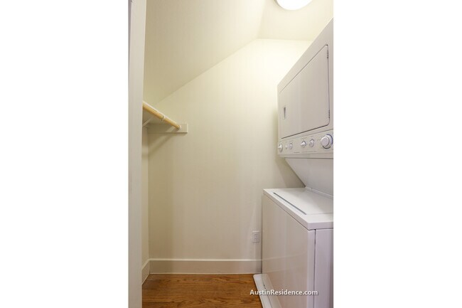 Building Photo - 711 32nd W St