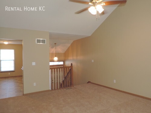Building Photo - 2-bedroom Townhouse with Double Garage #11228