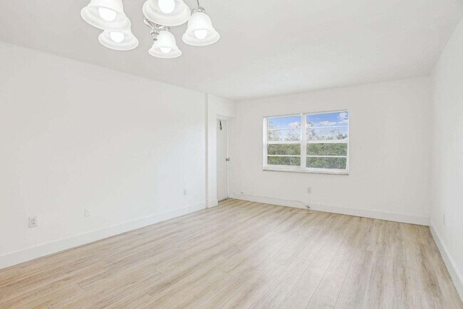 Building Photo - 4354 NW 9th Ave