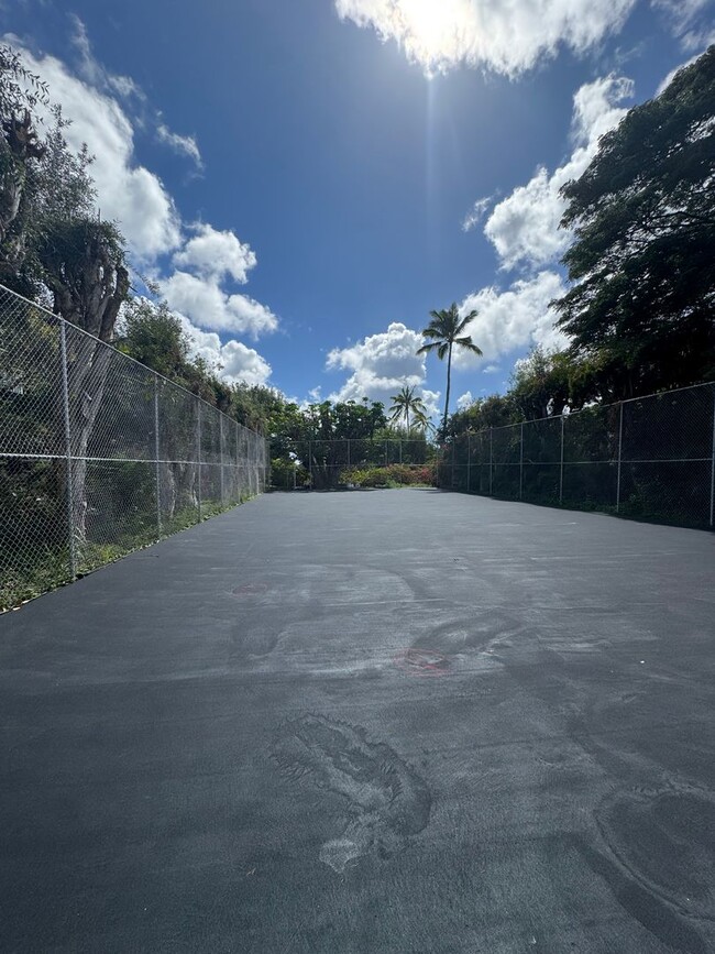 Building Photo - 3 BED, 2 BATH, 2 Parking with AC- Kalani I...