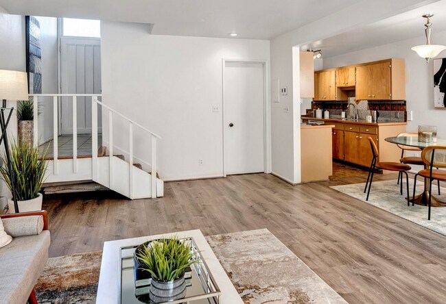 Building Photo - Downtown Bellevue 2 Bedroom 1.5 Bath 2 story Condo