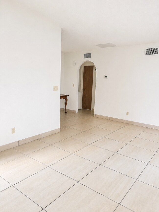 Building Photo - 440 Sendero Loro