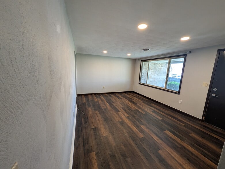 Building Photo - 1070 Westchester Ct