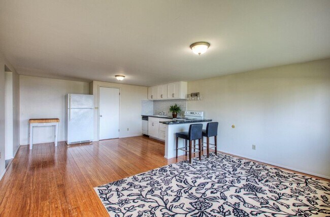 Building Photo - Sound View MIL Apartment