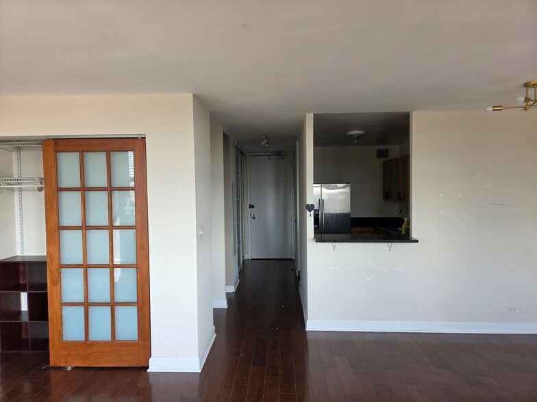 Building Photo - 444 W Fullerton Pky