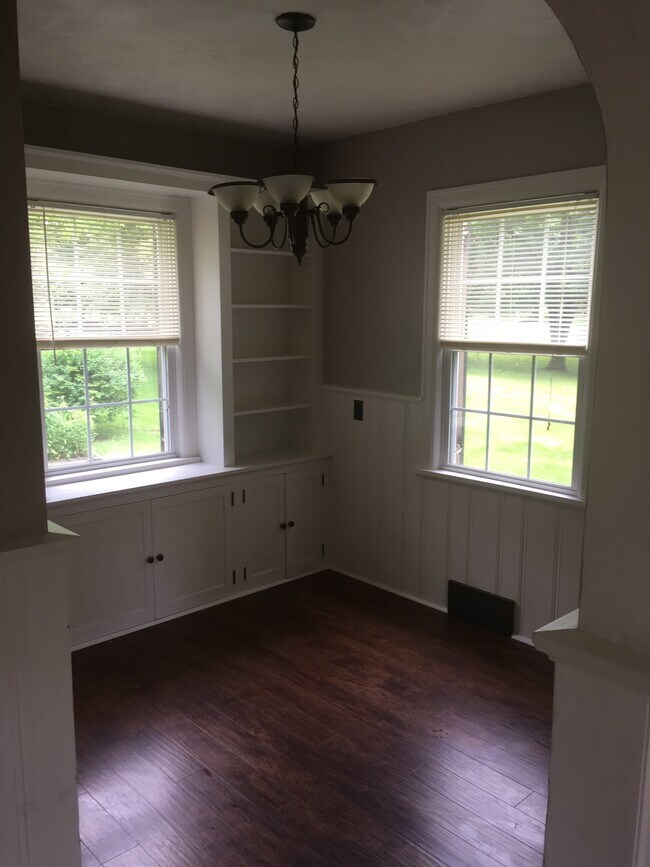 Building Photo - 160 Oakwood Rd