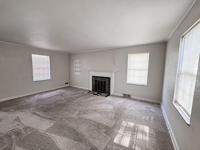 Building Photo - 2710 Henderson Rd