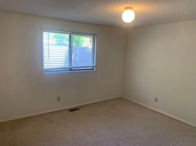 Building Photo - Single Level Near Southridge!!