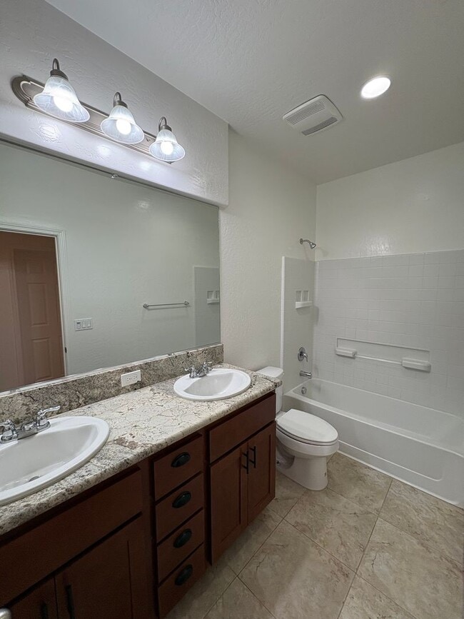 Building Photo - NW Visalia Home Near Shopping Center Available Now!