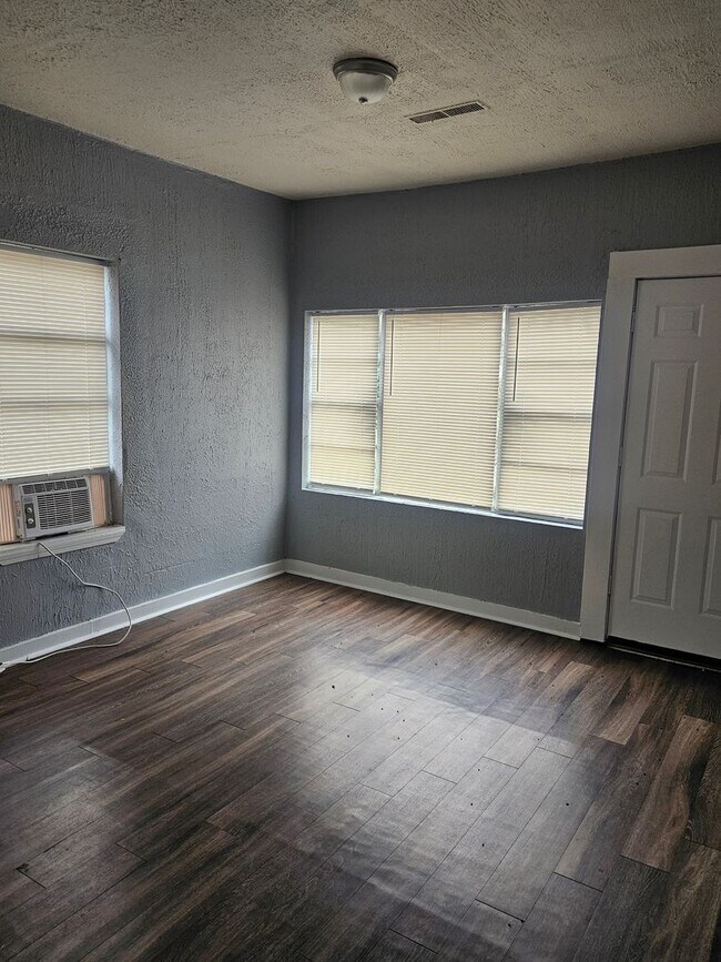 Building Photo - Available now! THIS PROPERTY IS SECTION 8 FRIENDLY!