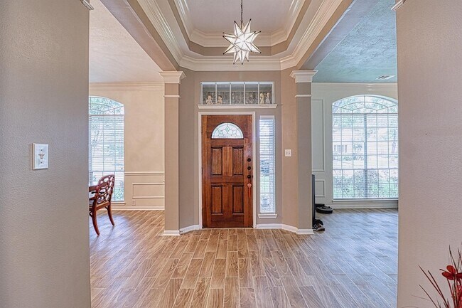 Building Photo - 2123 Meadow Park Cir