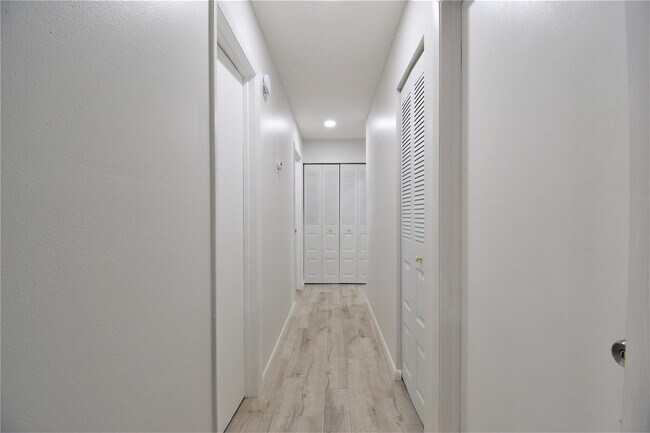 Building Photo - 6550 Country Wood Way