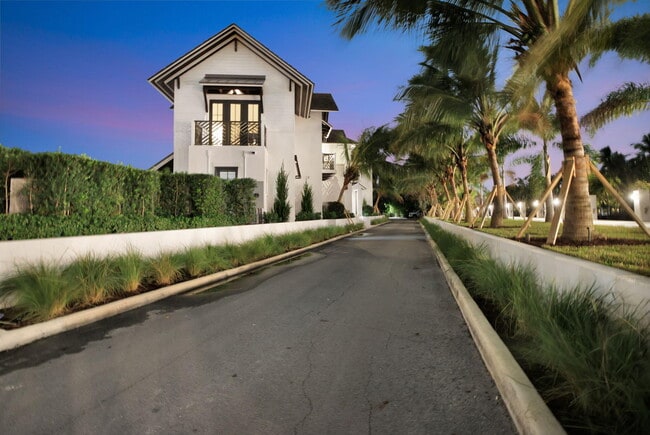 Building Photo - 400 Mola Ave