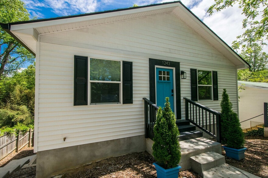 Building Photo - 1243 Pine Spring Dr