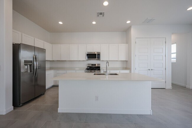 Building Photo - Beautiful 4 bedroom plus den home in Aloravita