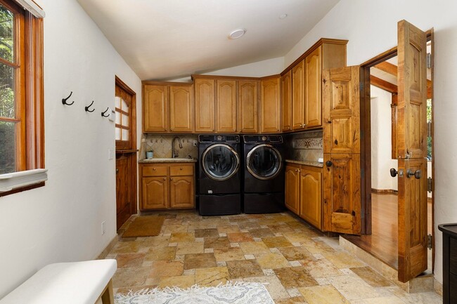Building Photo - 4005 Lago Dr