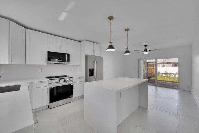 Building Photo - 2821 NE 2nd Ave