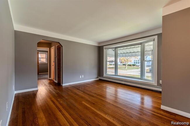 Building Photo - 629 N Vermont Ave