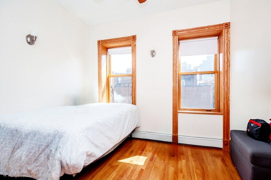 Building Photo - 102 Myrtle St