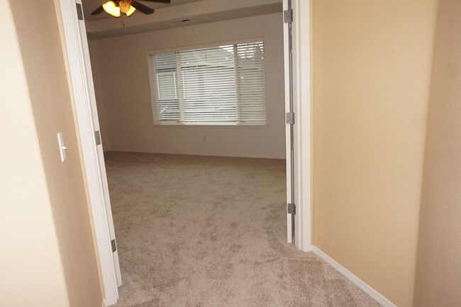 Building Photo - 4 bedroom Orenco Garden pet friendly house