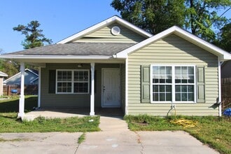 Building Photo - 3 Bedroom Home in Wakulla Gardens Available Now