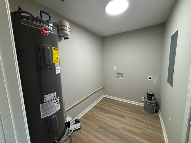 Building Photo - Home You’ll Love Coming Home To