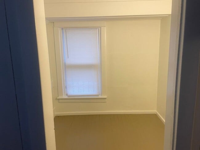 Building Photo - This 1141 square foot single family home h...