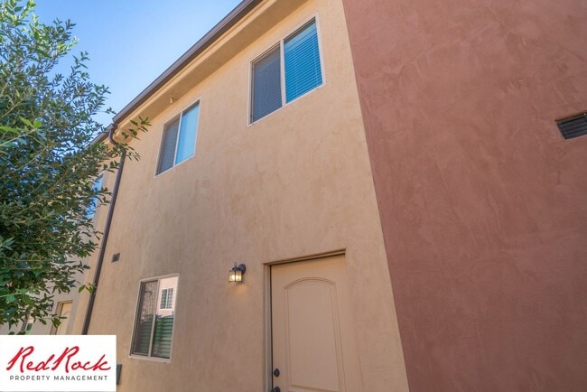 Building Photo - Conveniently located 3 Bedroom Townhome