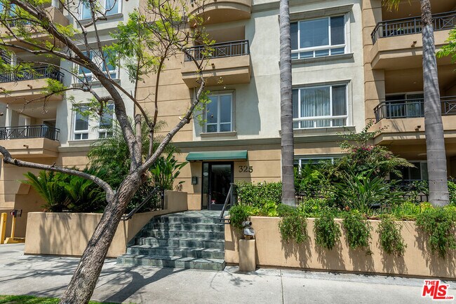 Building Photo - 325 S Arnaz Dr