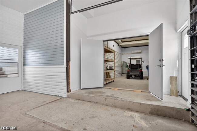 Building Photo - 3864 Royal Palm Dr