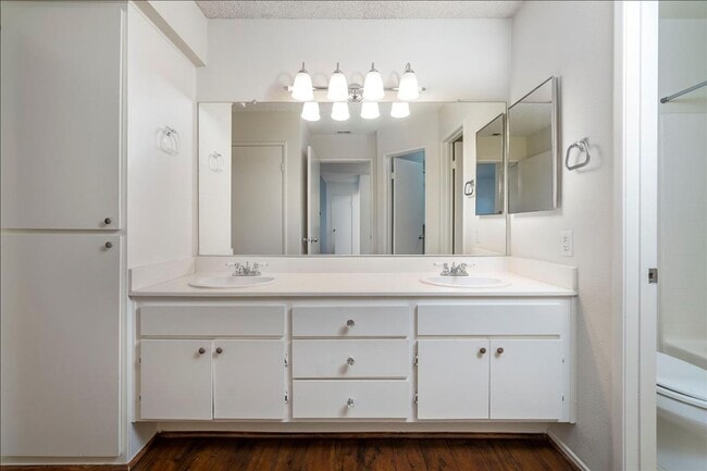 Building Photo - GREAT CONDO CLOSE TO VALENCIA MALL!