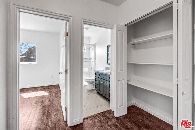 Building Photo - 5319 1/2 Normandie Ave