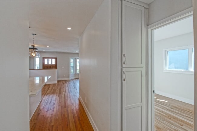 Building Photo - Completely Remodeled, Bright & Airy 3BR2BA...