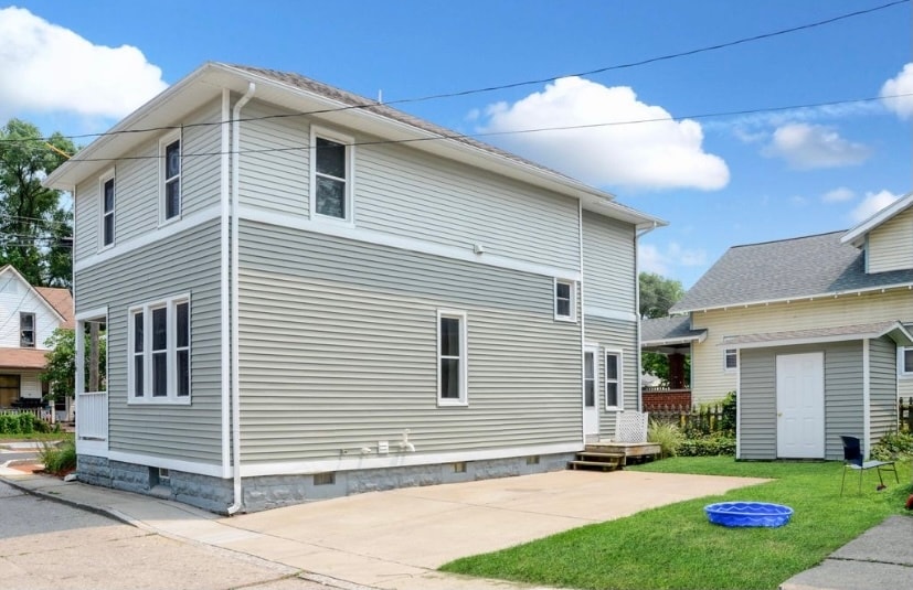 Building Photo - 916 Zeeland Ct NE