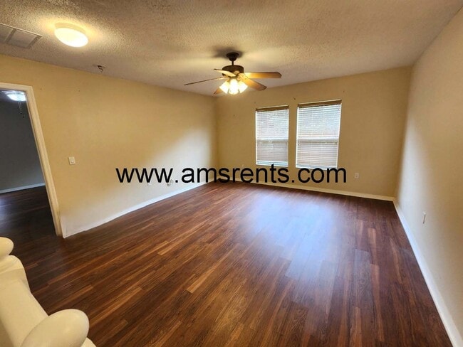 Building Photo - Delightful 3 bedroom 2.5 bath House