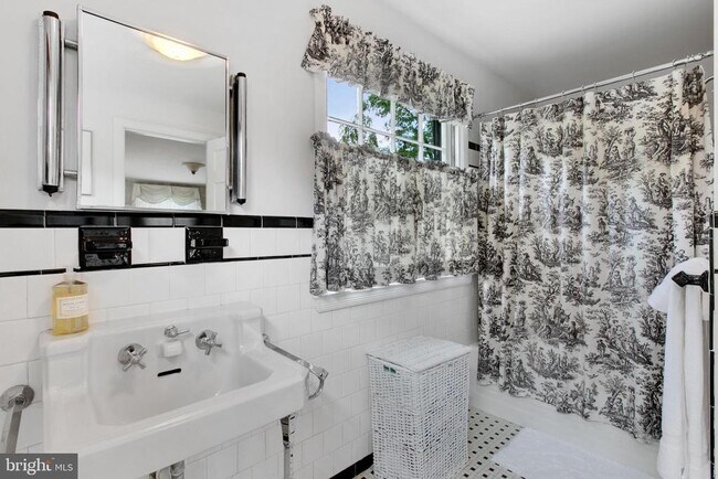 Building Photo - 5113 N Charles St