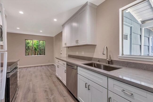 Building Photo - Beautifully Remodeled 4 Bedroom (+ bonus room and closet) 2 Bathroom Mountain View Home!