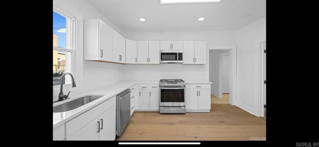 Building Photo - 2501 S Maple St