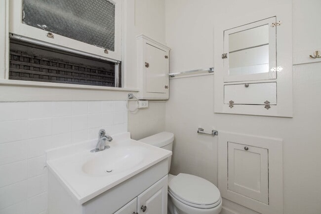 Building Photo - UPDATED PRICING! Parking! 2BR. Private Patio!  DISHWASHER! On-Site LAUNDRY! HARDWOOD!