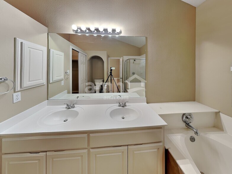 Building Photo - 14 Sweetwood