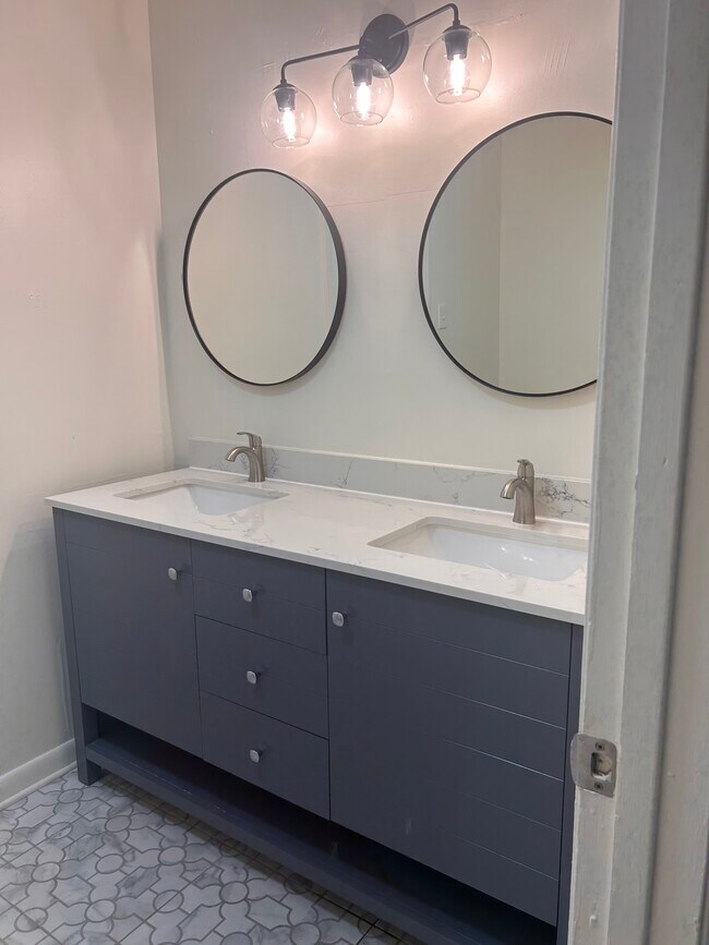 Building Photo - 5213 Everett Ln