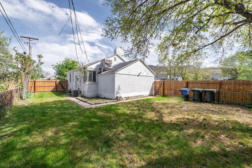 Building Photo - 889 N 900 W