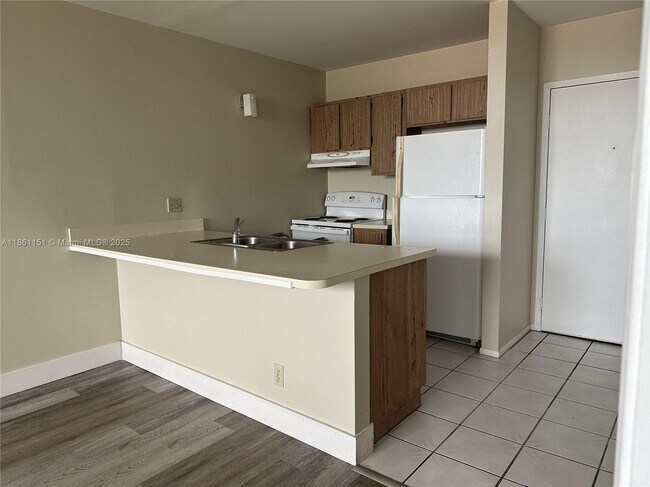 Building Photo - 2501 Riverside Dr