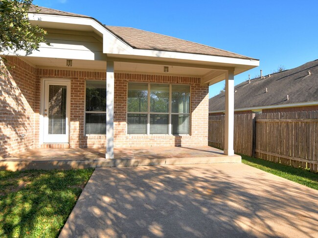 Building Photo - Charming 4 Bedroom