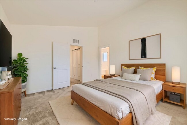 Building Photo - Modern 3BR Townhome | 2-Car Garage | Pool, Gym & Light Rail Access