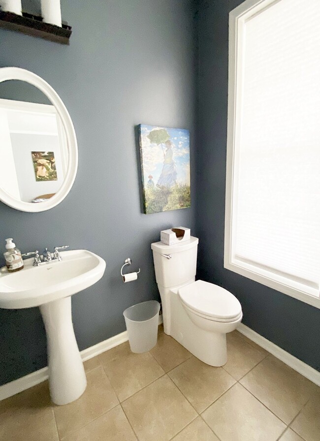 Building Photo - Charming, Spacious, Single Family Home in ...
