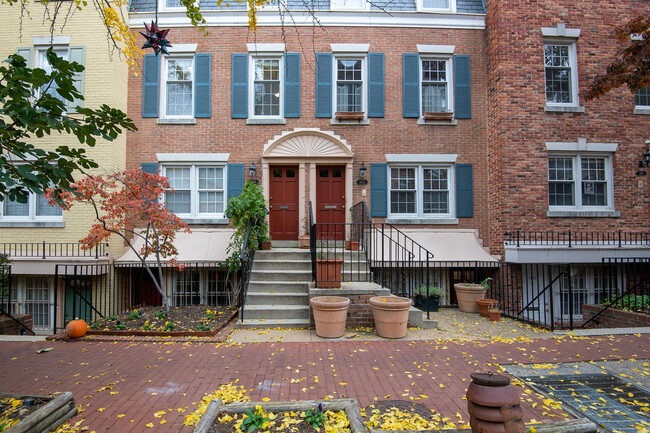 Building Photo - Beautiful Dupont Circle condo 2 Bed / 1.5 ...