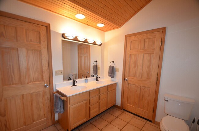 Building Photo - Extended Winter Rental!  Beautiful 3bed/2 ...