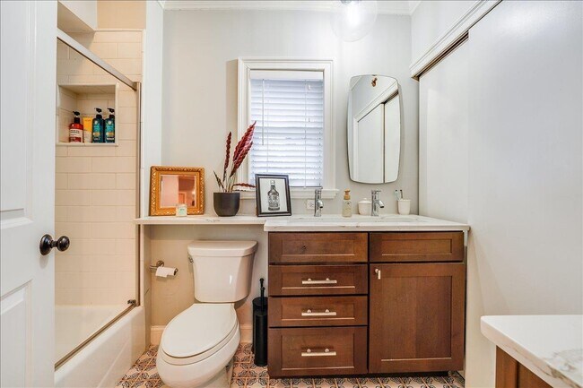 Building Photo - 403 Adams St