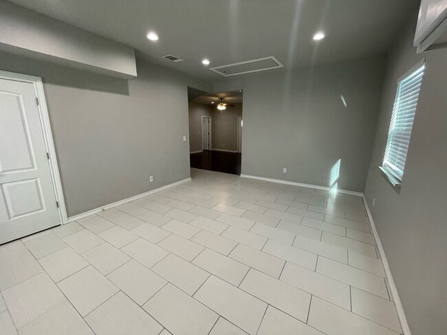 Building Photo - 810 Seven Oaks Rd